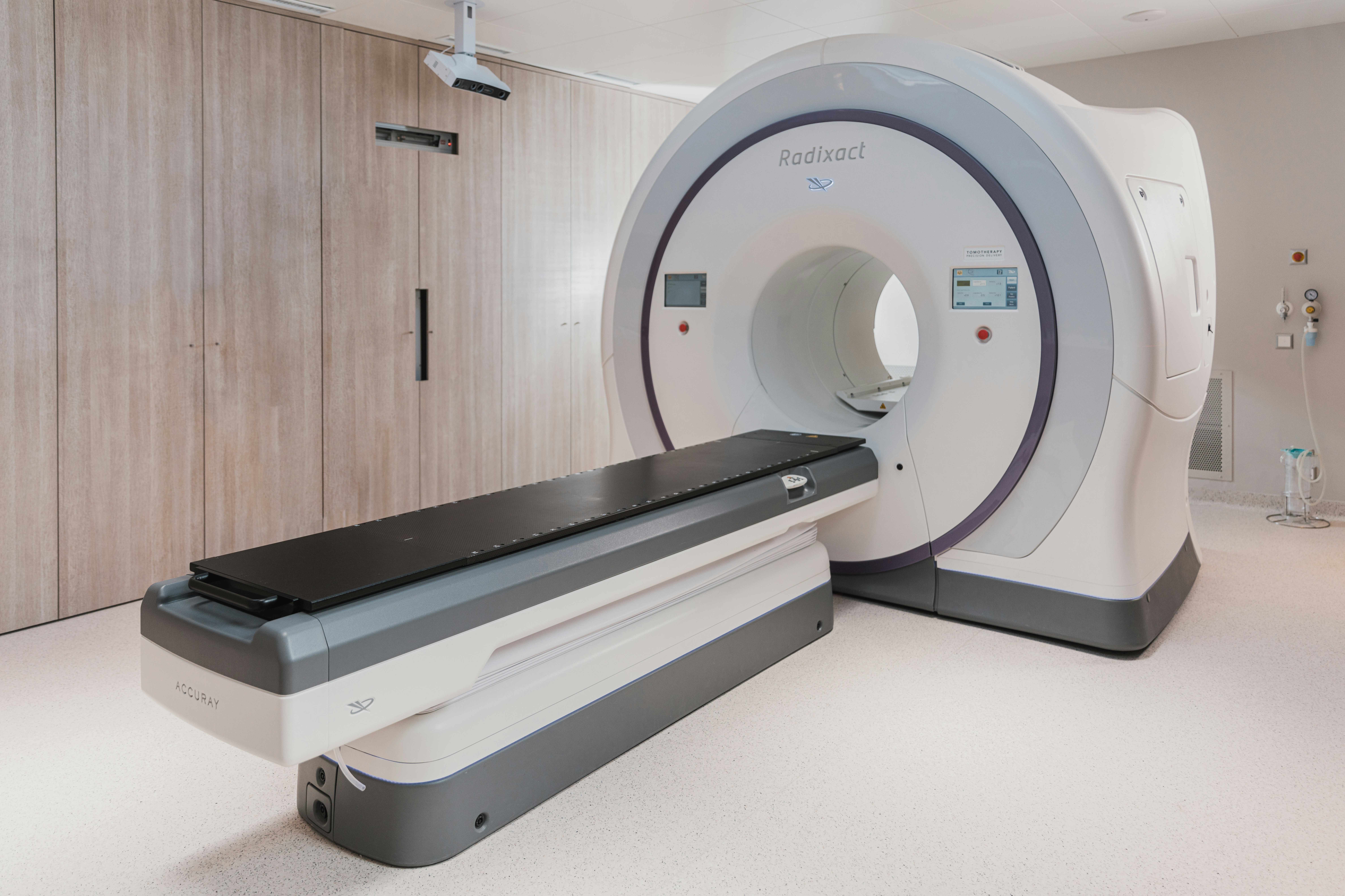 MRI machine with an empty patient table in a hospital imaging room, a reminder that delayed diagnosis claims often start with a scan that was never ordered.